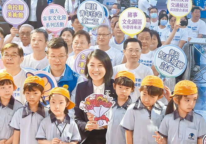 許淑華就任100天，幼兒園小朋友唱跳展現活力，還獻上一束花，讓許淑華笑開懷。（楊靜茹攝）