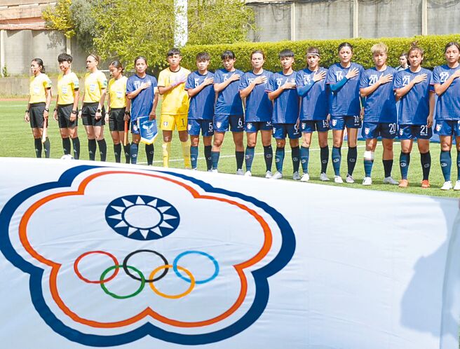 中华女足从黎巴嫩报平安，图为首战地主队的先发11人赛前聆听中华奥会会歌。（中华足协提供）