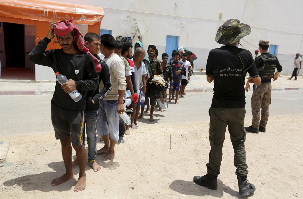 非洲移民搭船在突尼西亚获救的资料照。（美联社）(photo:ChinaTimes)