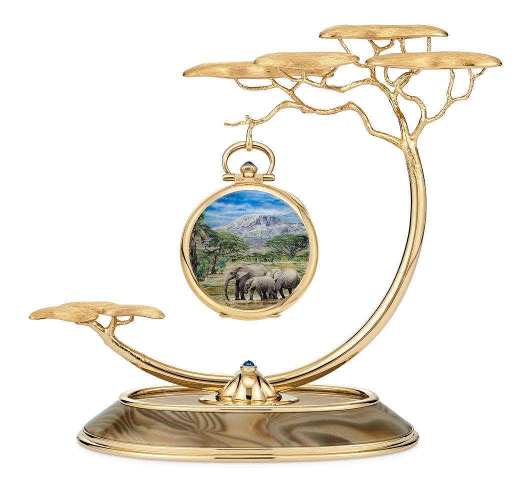百達翡麗編號992/177J-001「非洲象」懷表，表背以搪瓷琺瑯微繪坦尚尼亞吉力馬札羅山下象群遷徙的美景。(Patek Philippe提供)