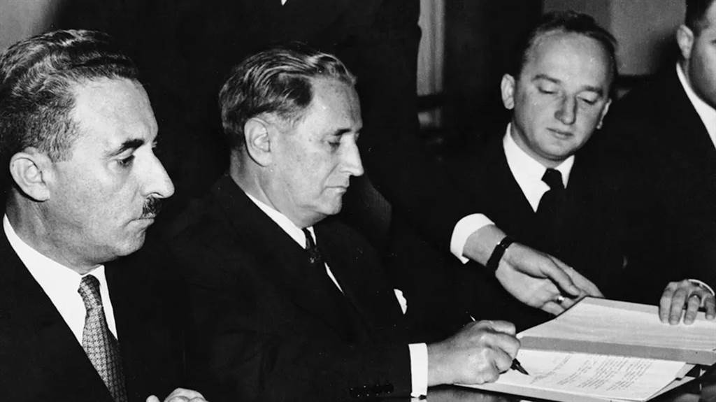 1952年9月10日，世界尤太人大会的主席纳赫姆古德曼（Nahum Goldman）在卢森堡签署德国和以色列之间的协议。照片的最右边为费伦茨。 （美联社）(photo:ChinaTimes)