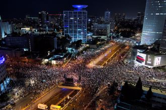 以色列民眾抗議司改 逾25萬人上街頭驚人畫面曝