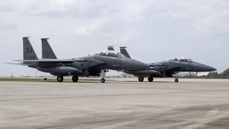應對台海緊張局勢 美新式F15E戰鬥轟炸機換防進駐沖繩