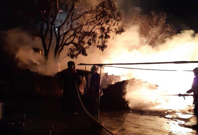 高雄市鼓山區9日凌晨2時許靠近柴山一處工寮因不明原因起火燃燒，警消出動14車34人灌救。（民眾提供／楊舒婷高雄傳真）