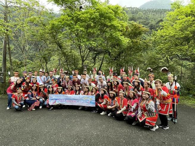 花莲县政府鼓励未婚公教人员拓展交友圈，举办两天的联谊活动，吸引60名单身男女参加，盼能藉此成功牵起红线，创造美满家庭。（花莲县政府提供／罗亦晽花莲传真）