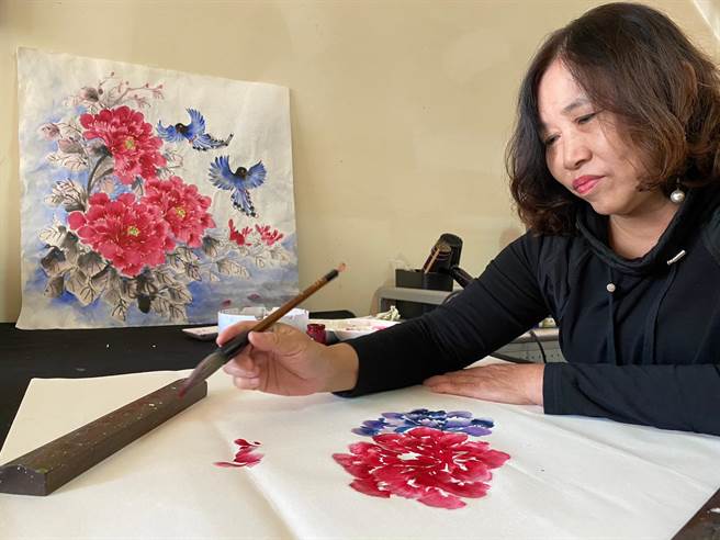 卸下鹅肉店厨娘身分时，洪佩瑄最喜欢沈浸在绘画创作中。（孙英哲摄）