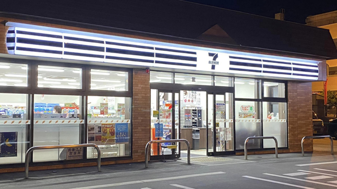 一名男网友近日到日本北海道旅游，在当地看到一间7-11招牌是黑白色。（图／翻摄自爆废公社）