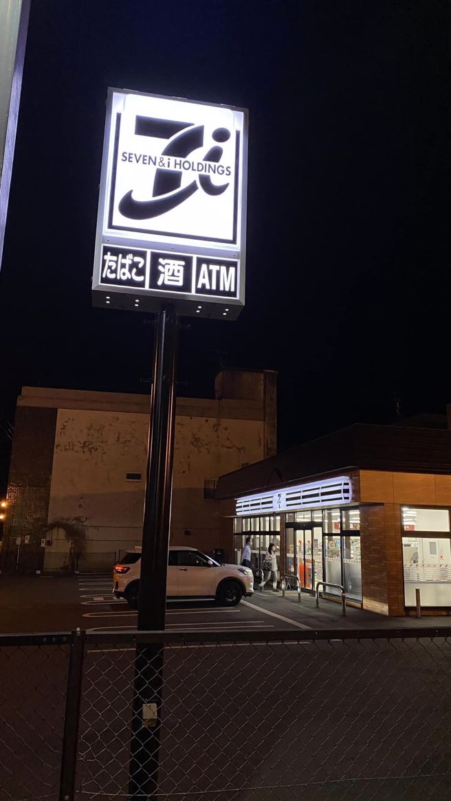 北海道超商的招牌是黑白色。（图／翻摄自爆废公社）