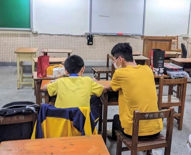 北市北投区公所推动「北投送暖」计画，提供一对一课后家教班，今年扩大至关渡国中办理。（北市关渡国中提供）