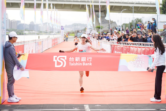 2023台新女子路跑21公里组冠军游雅君成绩1小时25分16秒。（中华民国路跑协会提供）