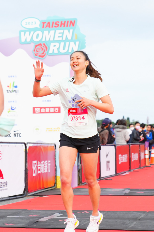 卸下空手道国手身份的文姿云，在2023台新女子路跑后段配速过快一整个很喘，最后就是靠着意志力，要以自己的style迎向每一个挑战。（中华民国路跑协会提供）