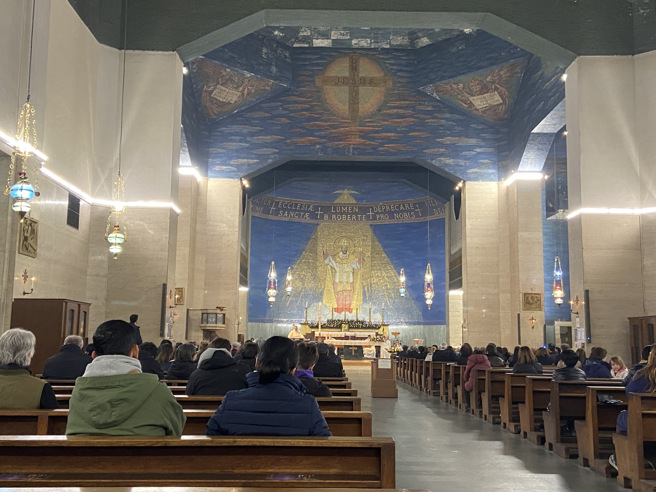 圖為4月8日在教堂參加守夜禮民眾。（圖／中央社）