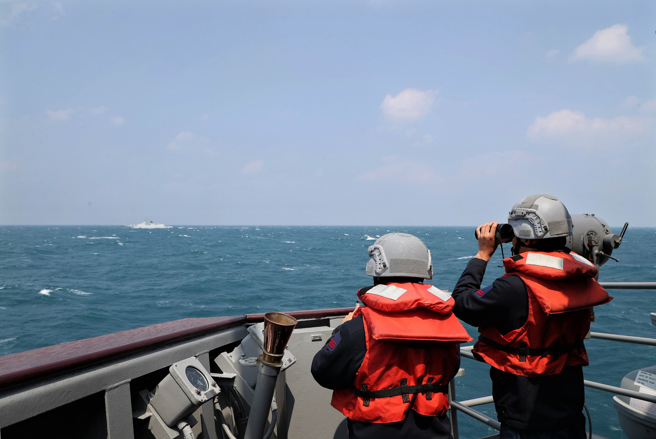 圖為4月8日國軍張騫軍艦監控共艦馬鞍山艦。（國防部提供）