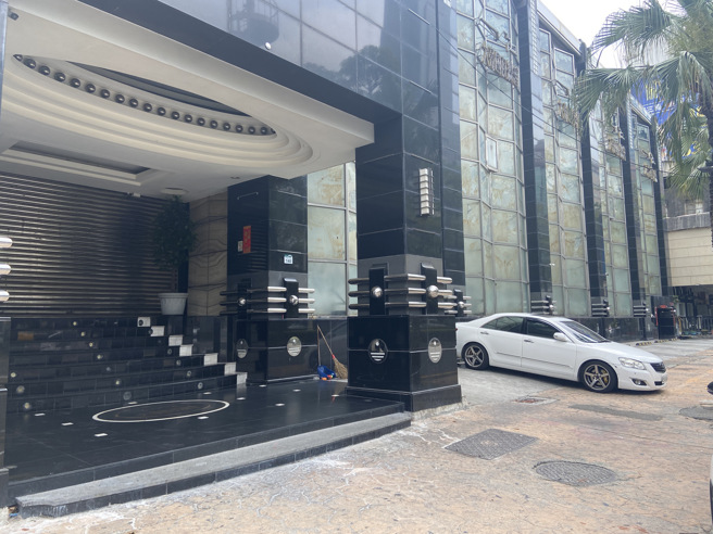 高雄市苓雅区大帝国舞厅内遭人检举疑有贩毒行为，上百名检警9日凌晨前往舞厅搜索。（图／杨舒婷摄）
