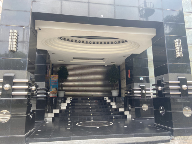 高雄市苓雅区大帝国舞厅内遭人检举疑有贩毒行为，上百名检警9日凌晨前往舞厅搜索。（图／杨舒婷摄）
