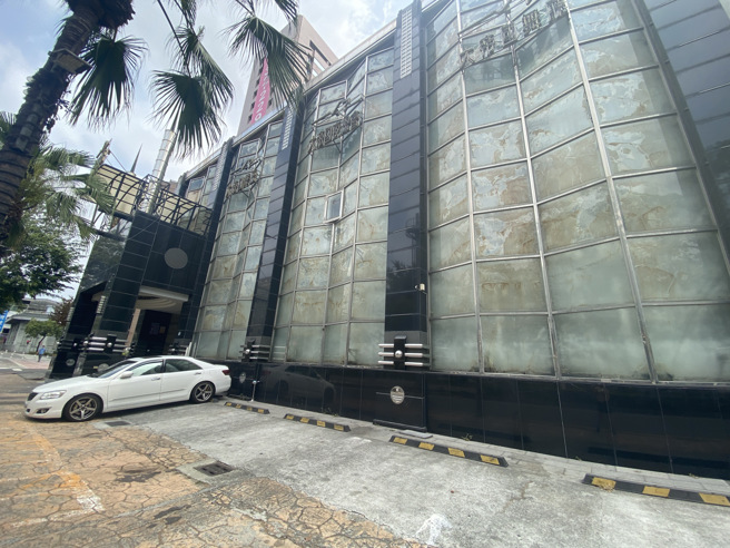 高雄市苓雅区大帝国舞厅内遭人检举疑有贩毒行为，上百名检警9日凌晨前往舞厅搜索。（图／杨舒婷摄）
