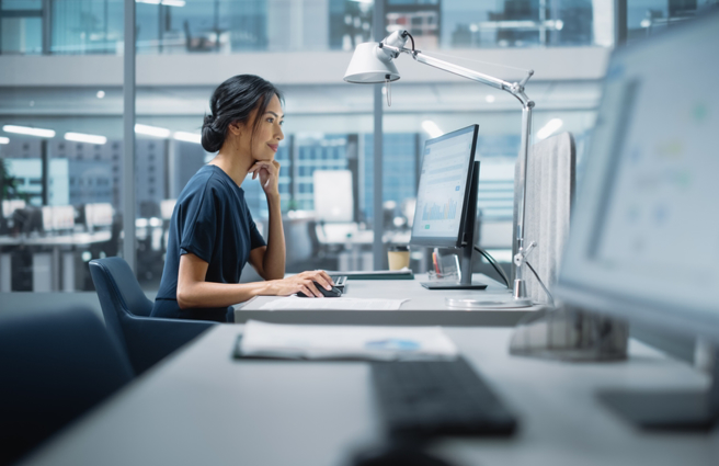 職場水很深，連老同學都會爾虞我詐，打探職缺。（示意圖／Shutterstock）