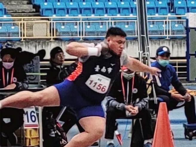 台南市排灣族鉛球名將馬皓瑋的比賽英姿。（市府提供／洪榮志台南傳真）