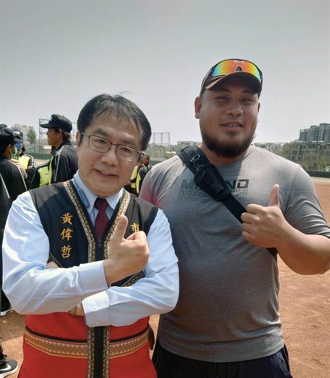 台南市排灣族鉛球名將馬皓瑋與市長黃偉哲合影。（市府提供／洪榮志台南傳真）