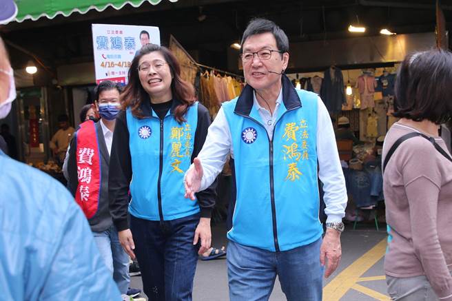 國民黨立委費鴻泰（右）9日在立委鄭麗文（中）、政論節目名嘴江岷欽（左）陪同下，前往台北市永春市場為黨內立委初選民調衝刺拉票。（黃世麒攝）