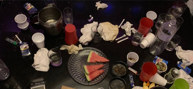 高雄市苓雅区大帝国舞厅内遭人检举疑有贩毒行为，上百名检警9日凌晨前往舞厅搜索，现场查获毒品咖啡包。（图／桥头地检署提供）

