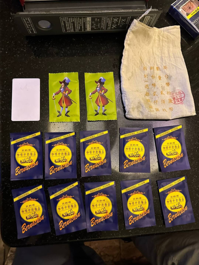 高雄市苓雅区大帝国舞厅内遭人检举疑有贩毒行为，上百名检警9日凌晨前往舞厅搜索，现场查获毒品咖啡包。（图／桥头地检署提供）

