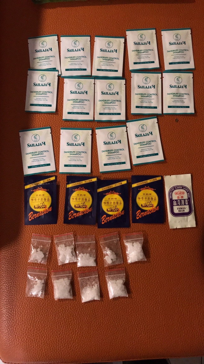 高雄市苓雅区大帝国舞厅内遭人检举疑有贩毒行为，上百名检警9日凌晨前往舞厅搜索，现场查获毒品咖啡包。（图／桥头地检署提供）

