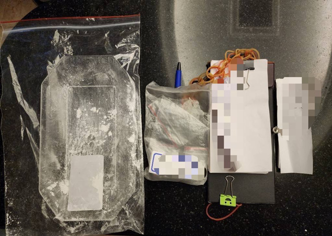 高雄市苓雅区大帝国舞厅内遭人检举疑有贩毒行为，上百名检警9日凌晨前往舞厅搜索，现场查获毒品咖啡包。（图／桥头地检署提供）

