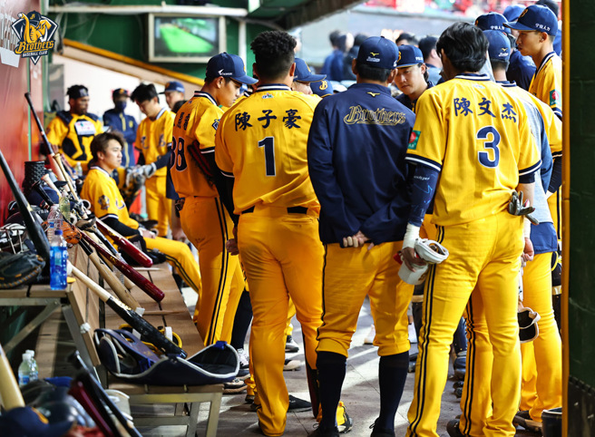 中信兄弟开季1胜5败，战绩不理想，赛后球员围圈检讨。（资料照，中信兄弟提供）