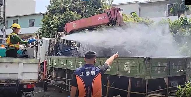 台中市新增1例境外移入登革热个案，区级防治中心已执行个案居住地周边病媒蚊密度调查，并在9日进行孳生源清除、化学防治作业。（市议员江和树提供／冯惠宜台中传真）