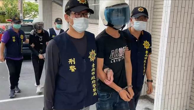 林姓2嫌主动到案，前方的28岁林嫌坦承是开枪者。（读者提供／程炳璋台南传真）