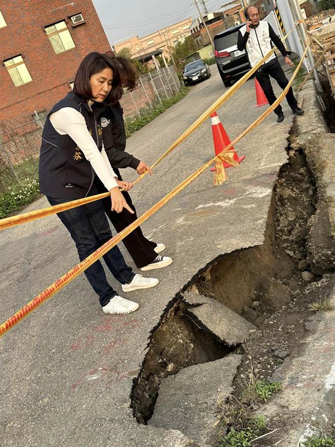 副议长张淑芬（左一）等人接获民眾陈情前往会勘。（张淑芬提供／李京升苗栗传真）