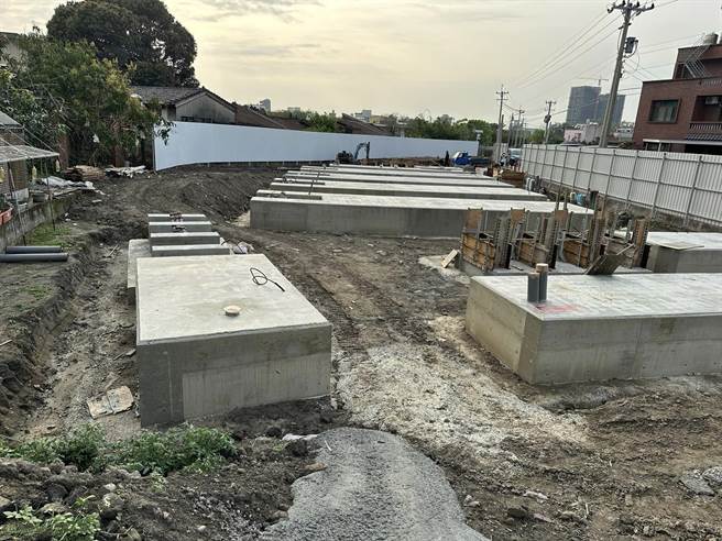 有业者在苗栗县头份市东庄里设置储能设备，但未依规定申请先行施工引发争议。（张淑芬提供／李京升苗栗传真）