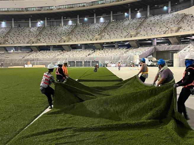 台北市大巨蛋3月20日进行全尺度烟空性能现场试验，9日球场则开始铺草皮，往年底试营运往前一步。（摘自李四川脸书）