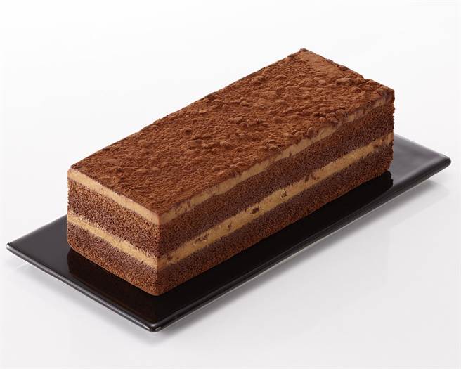 全家主打款包括法国的秘密甜点「盐之花焦糖巧克力蛋糕」，639元。（全家提供）