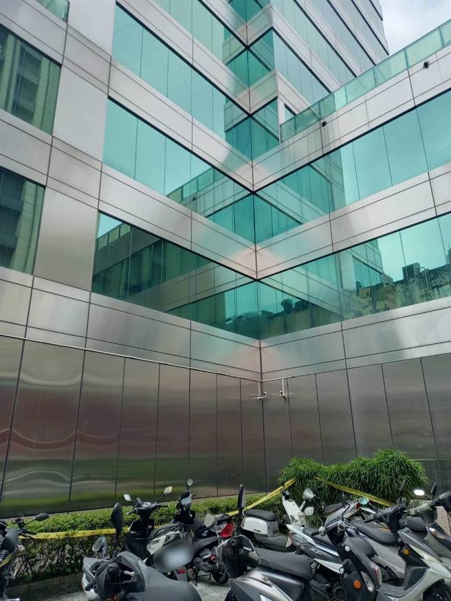 北市松山区大楼9日惊传有人坠楼。（民眾提供）