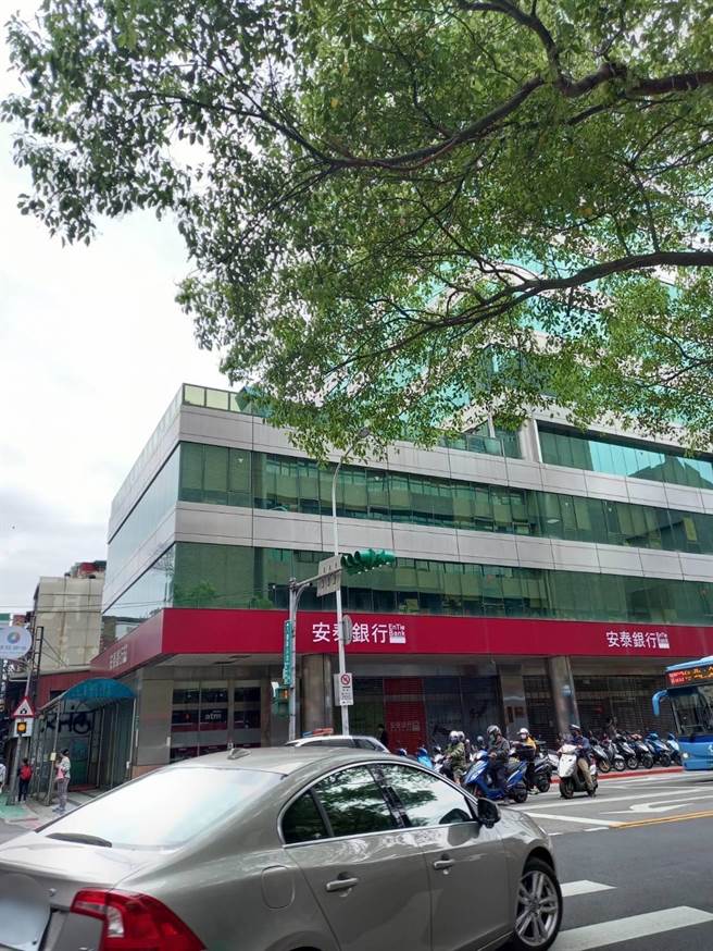 北市松山区大楼9日惊传有人坠楼。（民眾提供）