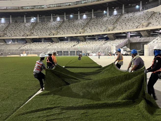 台北市副市长李四川9日公布大巨蛋最新状况，透露内部已在铺设草皮了。（图／翻摄自李四川脸书）