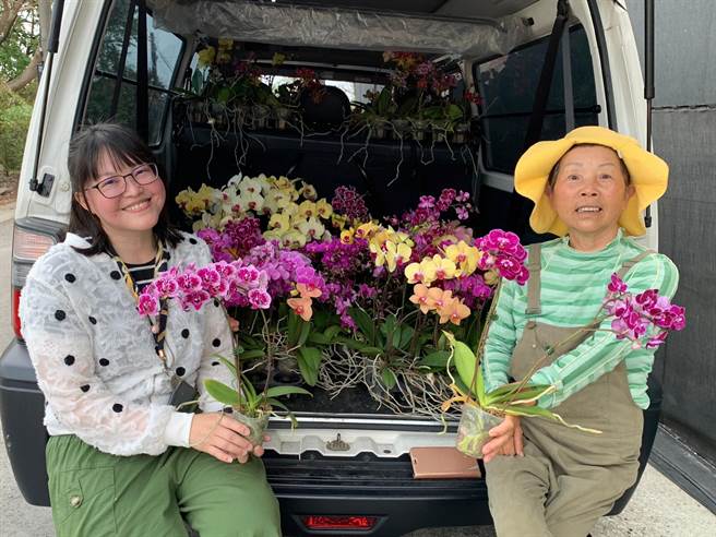 吳福順、郭姮娥（右）夫婦捐蘭10年，為家扶募款逾百萬元助學金。（吳宜菁提供／張毓翎台南傳真）