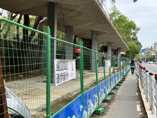 新竹市政府攜手清大進行「光復路綠門戶」改善工程，原本預計去年底完工，但近日工程仍在進行中。（王惠慧攝）