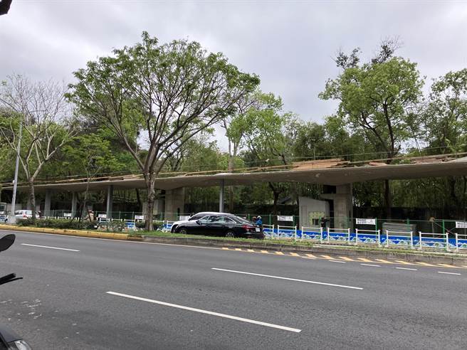 新竹市政府攜手清大進行「光復路綠門戶」改善工程，原本預計去年底完工，但近日工程仍在進行中。（王惠慧攝）