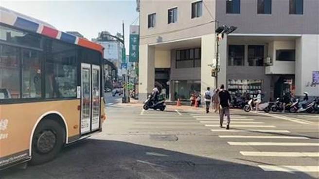 台中市交通局持续稽查公车行驶安全，今年2、3月查获5辆公车未礼让行人，将开罚客运业者5000元。(台中市政府提供)