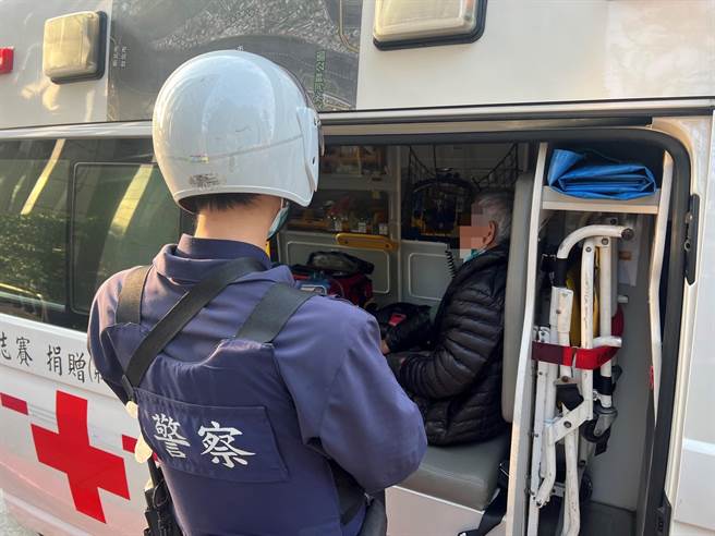 员警协助身体不适的驾驶送医。（翻摄照片）