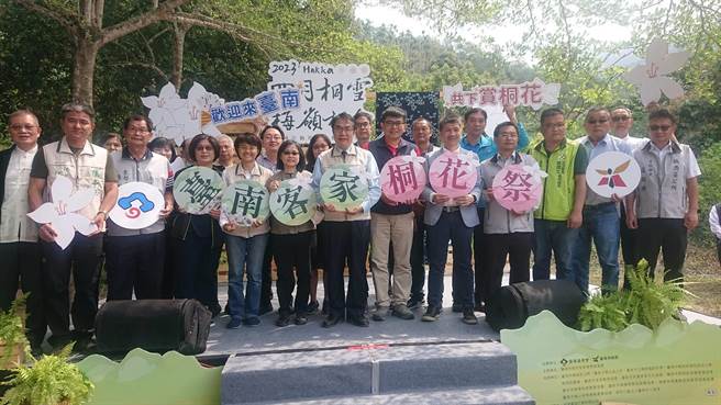 梅嶺下起4月雪，台南市長黃偉哲（中）宣布桐花季開幕。（程炳璋攝）