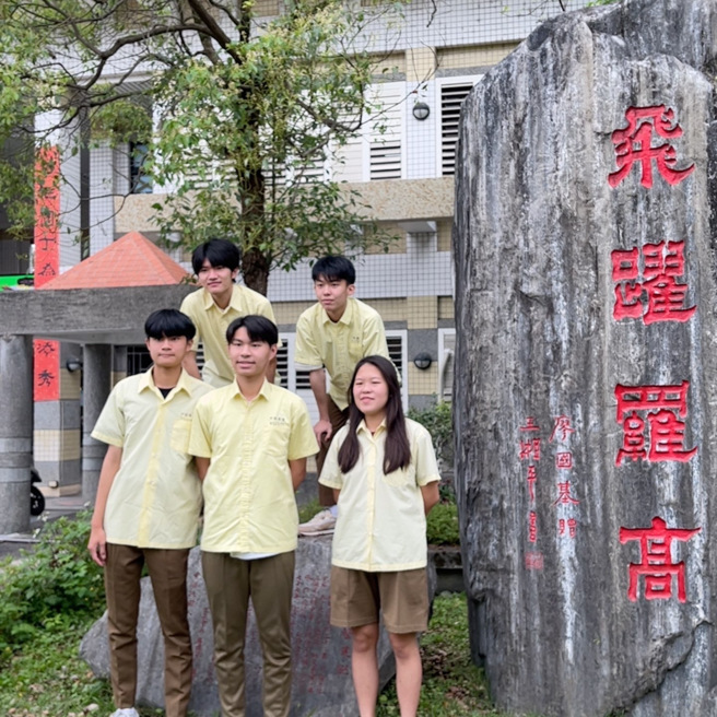 罗东高中学生利用「Minecraft」，神还原学校。（前排左起林祖荣、游旻峻、林佳爱、杨恩宇、洪绍瑀，游岱融未到）