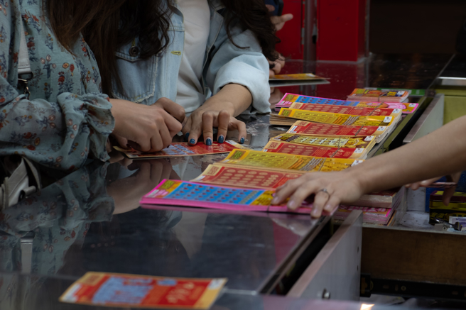 美國一名媽媽花光積蓄治療罹癌女兒，近日她買刮刮樂試手氣，沒想到中了頭獎200萬美元，折合新台幣6000萬。(示意圖/達志影像)