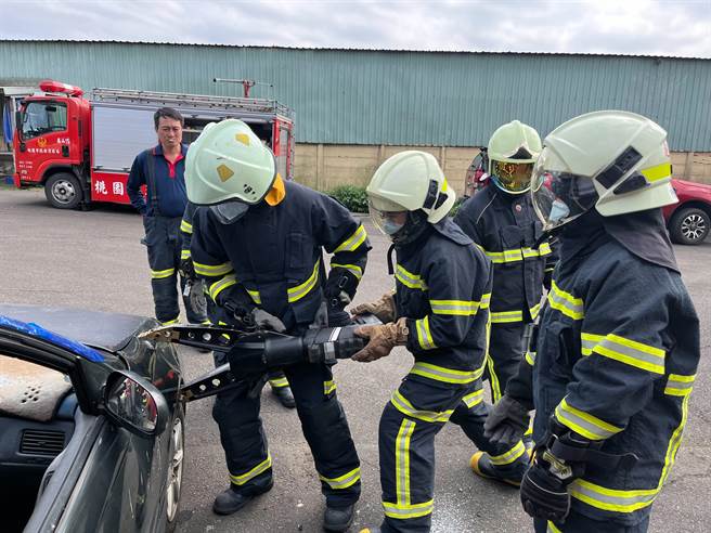 第一消防大队龟山分队、坪顶分队及迴龙分队，在义消大方提供报废车下，练习拆解帮助受困者脱困，提升车祸救援现场的抢救效率。(消防提供／蔡依珍桃园传真)