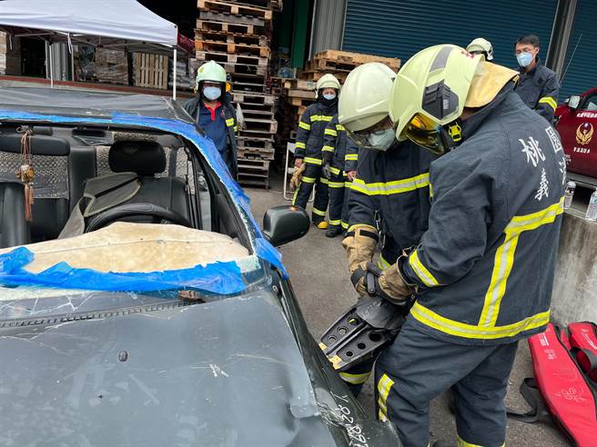 第一消防大队龟山分队、坪顶分队及迴龙分队，在义消大方提供报废车下，练习拆解帮助受困者脱困，提升车祸救援现场的抢救效率。(消防提供／蔡依珍桃园传真)