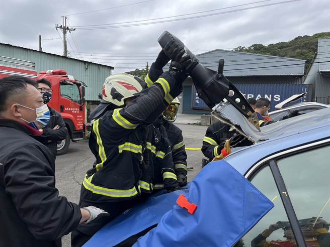 第一消防大队龟山分队、坪顶分队及迴龙分队，在义消大方提供报废车下，练习拆解帮助受困者脱困，提升车祸救援现场的抢救效率。(消防提供／蔡依珍桃园传真)