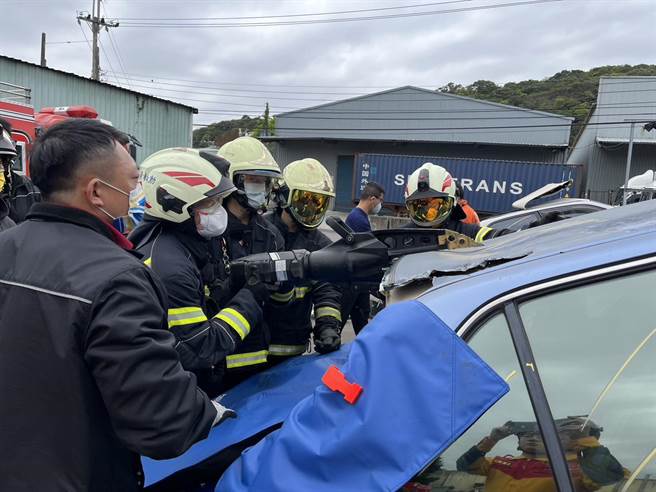 第一消防大队龟山分队、坪顶分队及迴龙分队，在义消大方提供报废车下，练习拆解帮助受困者脱困，提升车祸救援现场的抢救效率。(消防提供／蔡依珍桃园传真)